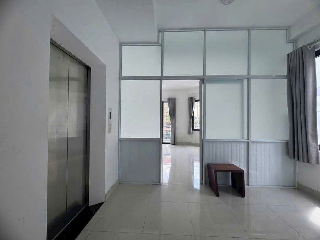 Hình ảnh của Nhà Nguyên Căn Góc 2 Mặt Tiền  Thiết Kế Trống Suốt Có Thang Máy Tại Lâm Văn Bền