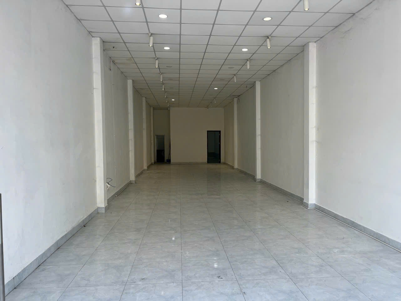 Hình ảnh của Mặt Bằng Trệt Trống Suốt Mặt Tiền Huỳnh Tấn Phát
