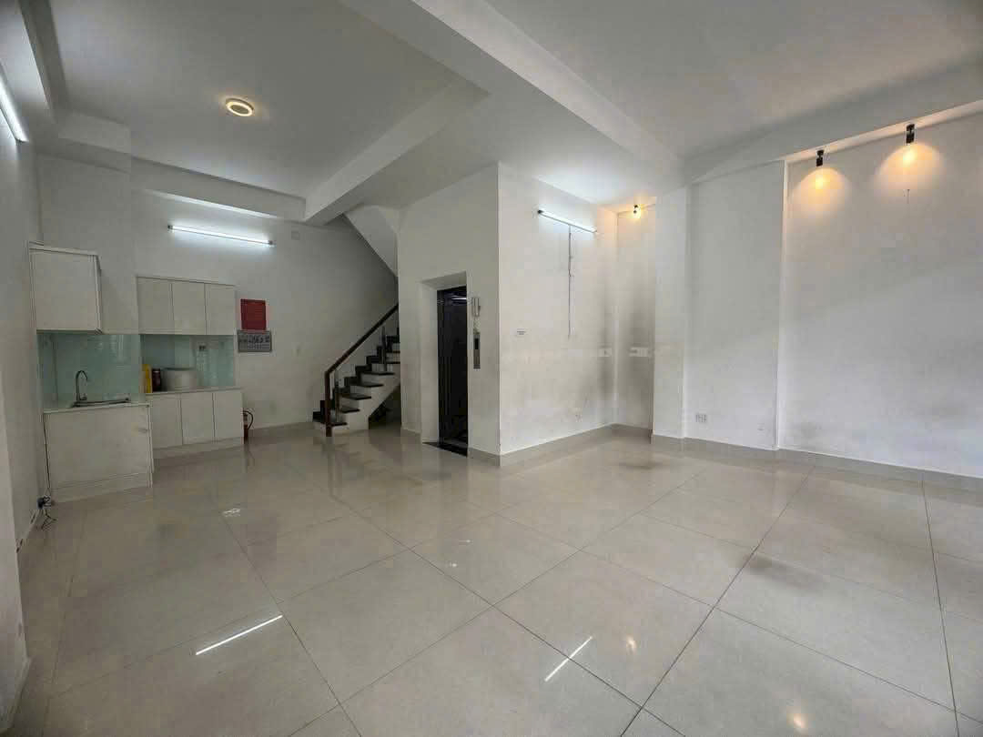 Hình ảnh của Nhà Nguyên Căn Góc 2 Mặt Tiền  Thiết Kế Trống Suốt Có Thang Máy Tại Lâm Văn Bền