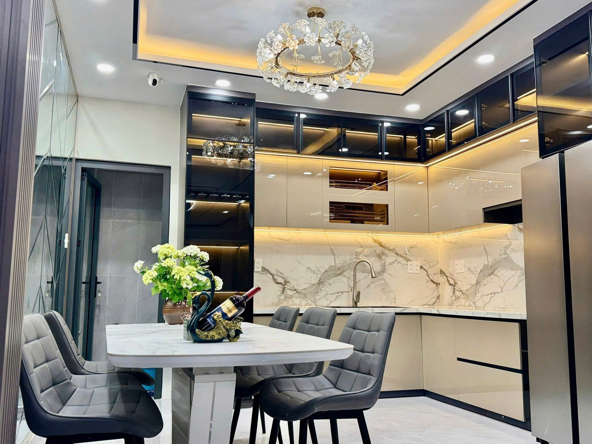 Hình ảnh của Bán Nhà Mặt Tiền Hẻm Nguyễn Thị Thập, Quận 7 – Vị Trí Vàng, Nội Thất Cao Cấp