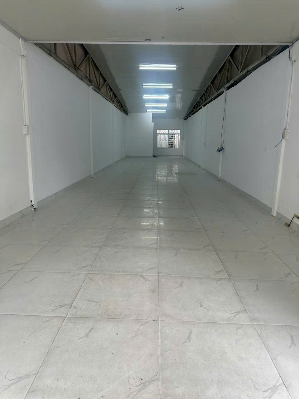 Hình ảnh của Mặt Bằng Cấp 4 Mới Xây Trống Suốt  Ngay Chợ Tân Mỹ.