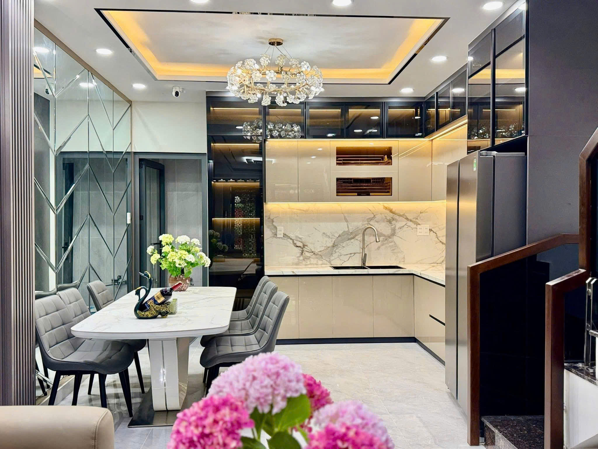 Hình ảnh của Bán Nhà Mặt Tiền Hẻm Nguyễn Thị Thập, Quận 7 – Vị Trí Vàng, Nội Thất Cao Cấp