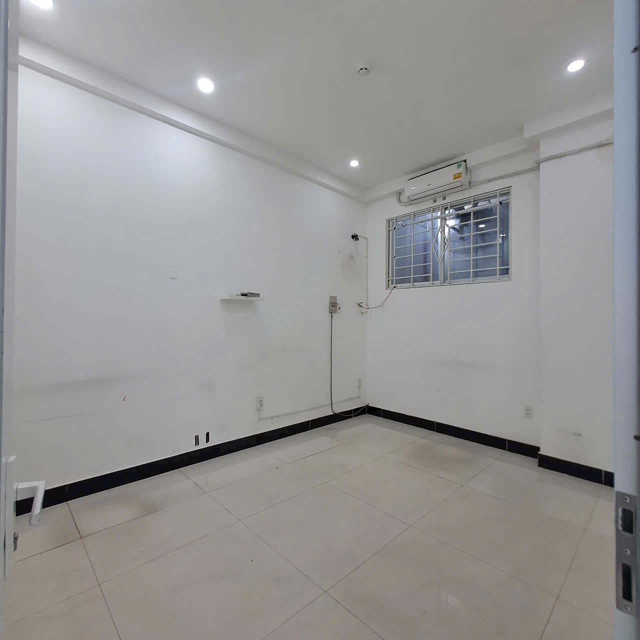 Hình ảnh của Cần Cho Thuê Gấp Văn Phòng Tại Lý Phục Man.