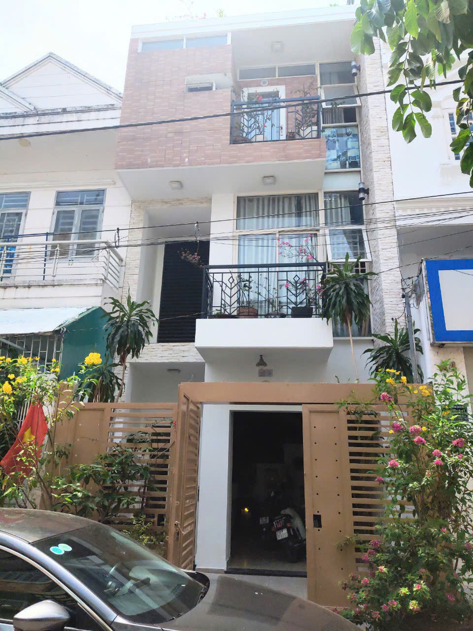 Hình ảnh của Bán Gấp Nhà Phố Hoàng Quốc Việt, Gara Ô Tô, 3 Tầng Chỉ 13 Tỷ