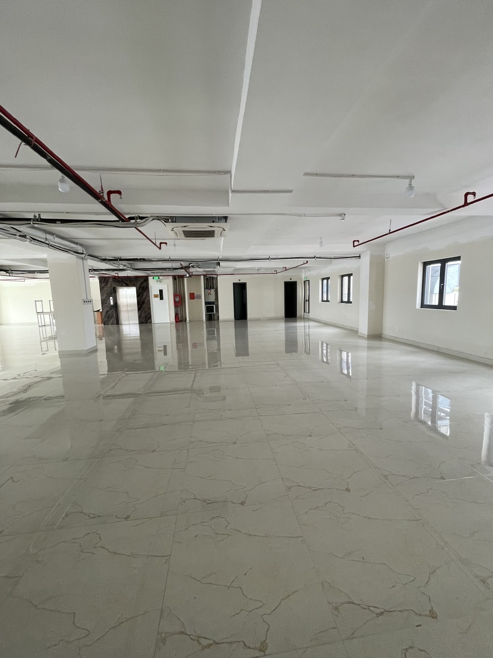 Hình ảnh của Văn Phòng  350M2 Tầng 3 Tại Huỳnh Tấn Phát.