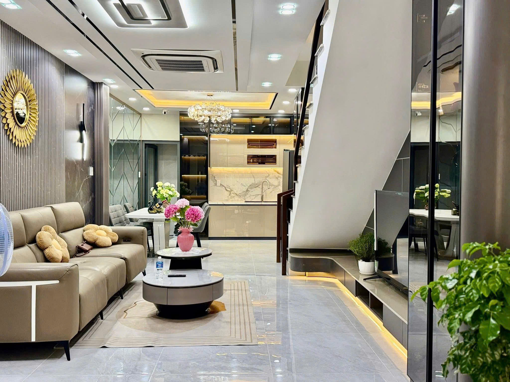 Hình ảnh của Bán Nhà Mặt Tiền Hẻm Nguyễn Thị Thập, Quận 7 – Vị Trí Vàng, Nội Thất Cao Cấp