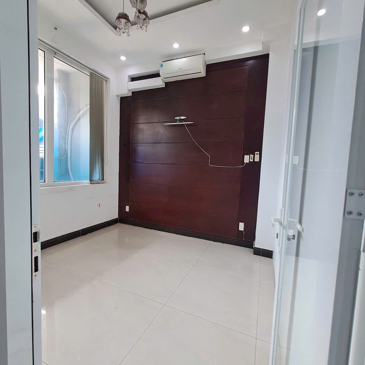 Hình ảnh của Cần Cho Thuê Gấp Văn Phòng Tại Lý Phục Man.