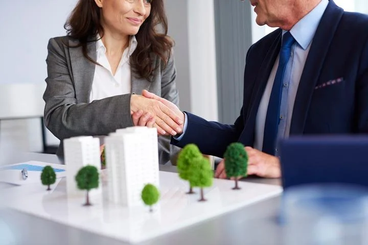 Đặt cọc là hoạt động rất phổ biến khi mua bán nhà đất. Ảnh: freepik.com