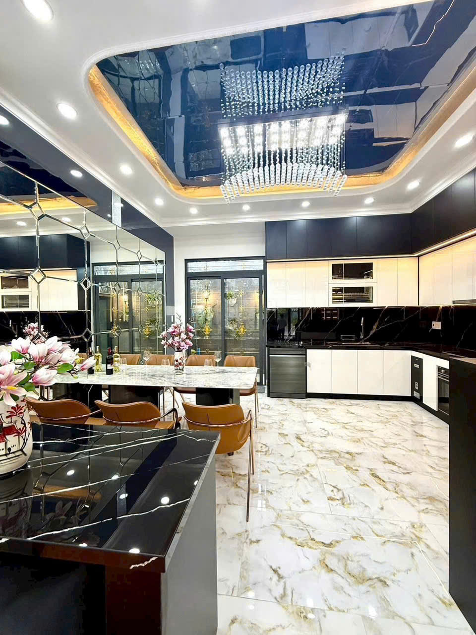 Hình ảnh của Bán Nhà Mặt Tiền Hẻm Nguyễn Thị Thập, Quận 7 – Vị Trí Vàng, Nội Thất Cao Cấp