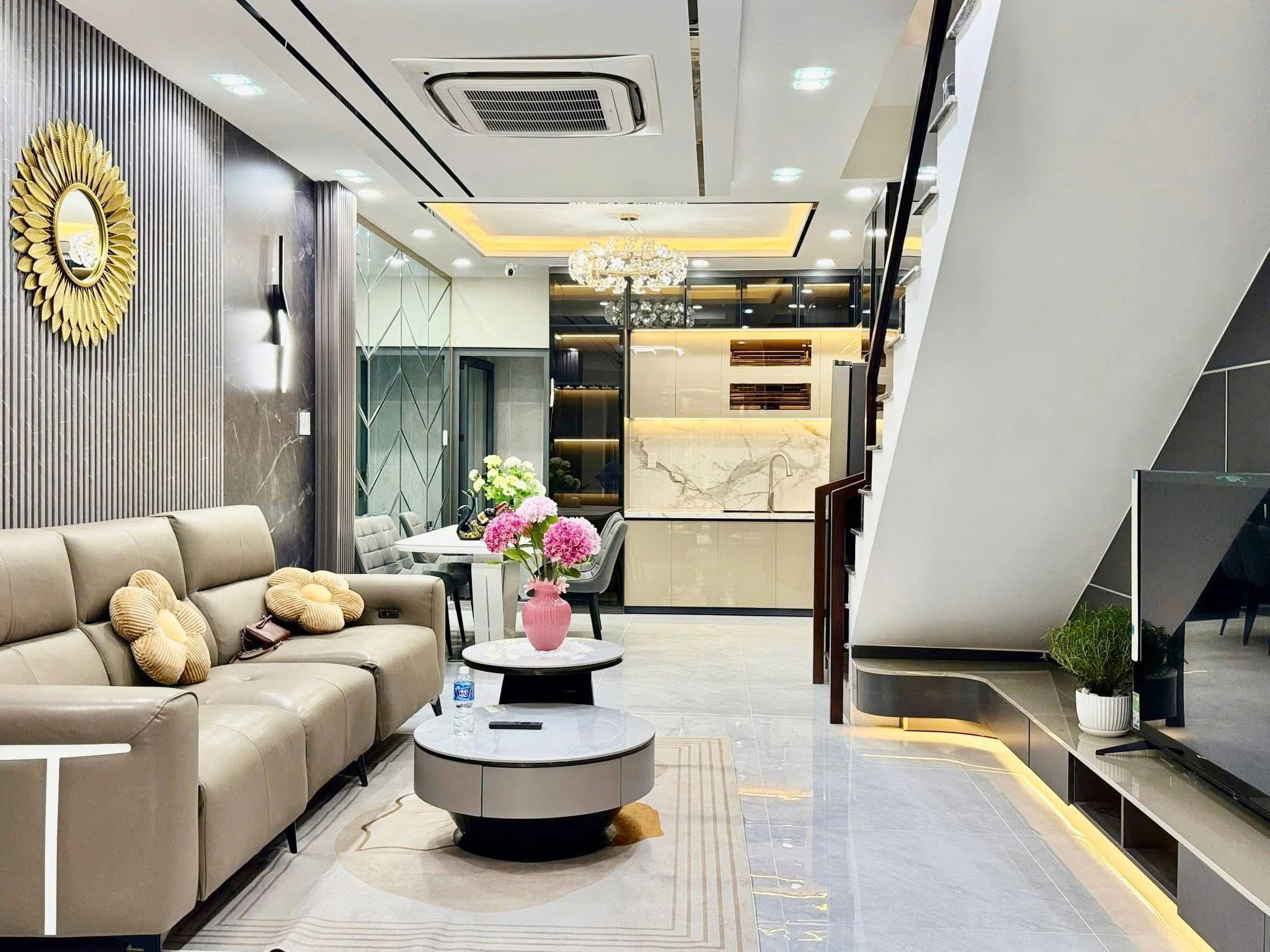 Hình ảnh của Bán Nhà Mặt Tiền Hẻm Nguyễn Thị Thập, Quận 7 – Vị Trí Vàng, Nội Thất Cao Cấp