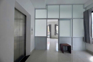 Nhà Nguyên Căn Góc 2 Mặt Tiền  Thiết Kế Trống Suốt Có Thang Máy Tại Lâm Văn Bền