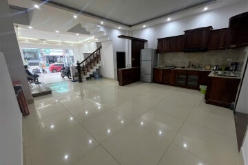 Chính Chủ Chuyển Nhà Cho Thuê Lại Nguyên Căn Mặt Tiền Đường Lớn Quận 7