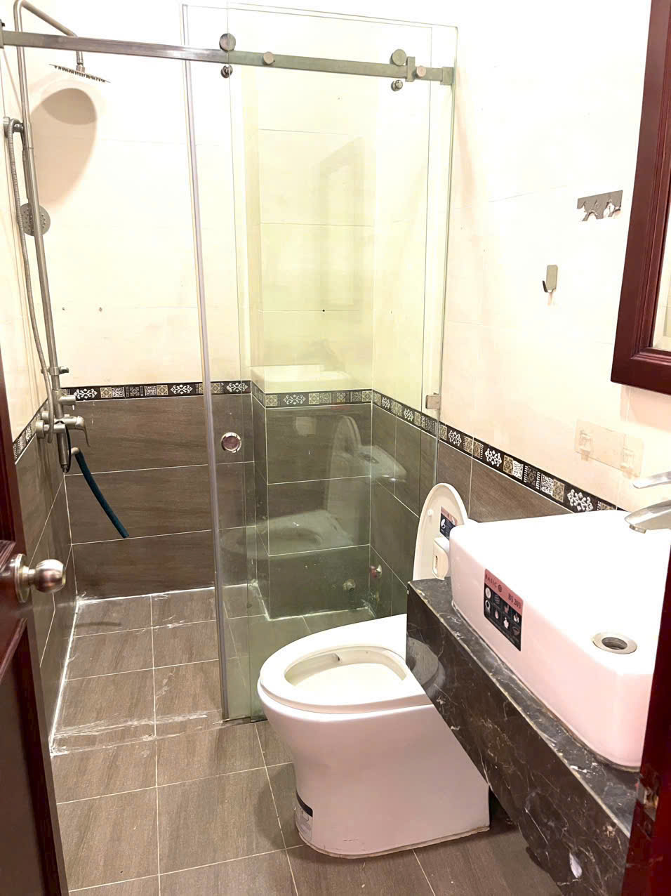 Hình ảnh của Cho Thuê Ngay 4Pn, 5Wc, 1 Trệt + 3 Lầu, Khu An Ninh Phú Mỹ Q7