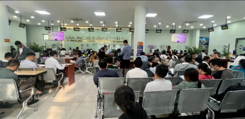 Người dân đi làm thủ tục chuyển nhượng bất động sản tại văn phòng đất đai. Ảnh: VnExpress